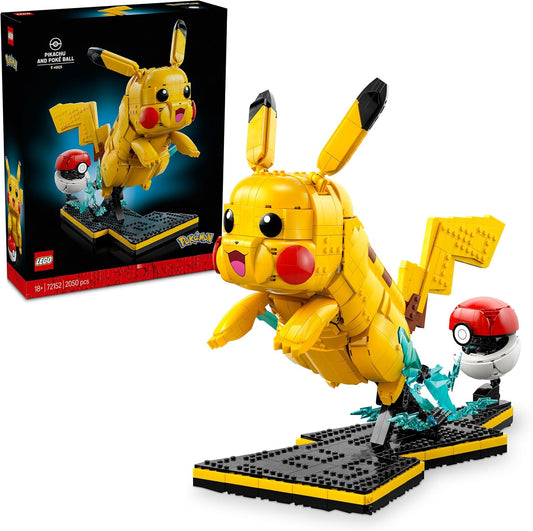 LEGO Pokémon Pikachu e Poké Ball - Kit di Modellismo per Adulti Tratto dall'Anime con Figura Snodabile ed Espositore