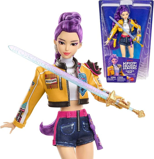 Mattel KPop Demon Hunters - Rumi di HUNTR/X, bambola con la sua iconica treccia viola e outfit per la canzone "How It's Done", spada Saingeom e microfono inclusi, JRN35