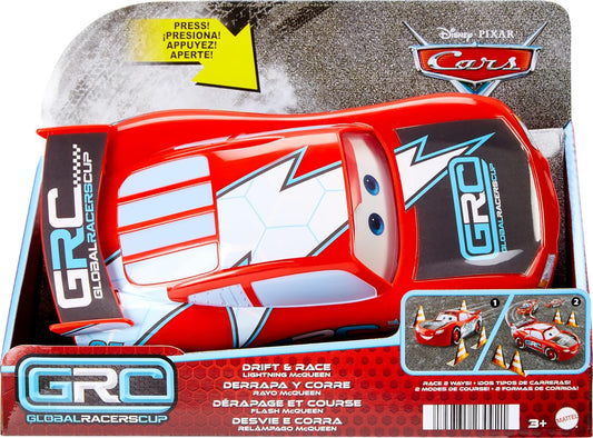 Mattel CARS - Saetta McQueen Corsa Globale Derapa e Sfreccia, veicolo con interruttore e 2 modalità rettilineo e sfreccia, 4 coni per realizzare la pista,...